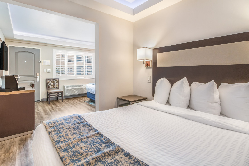 Inn At 50 - Queen and 1 Double Bed Non Smoking