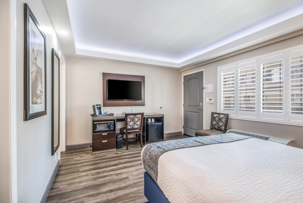 Inn At 50 - Queen and 1 Double Bed Non Smoking